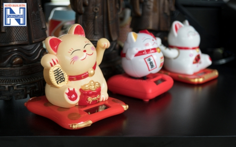 Cách để mèo thần tài trên bàn làm việc